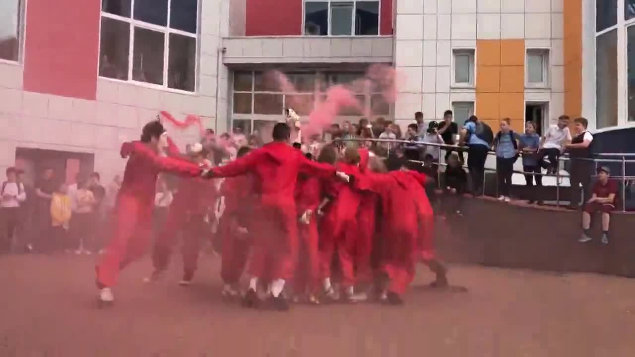 Орловские выпускники устроили флешмоб с дымовыми шашками