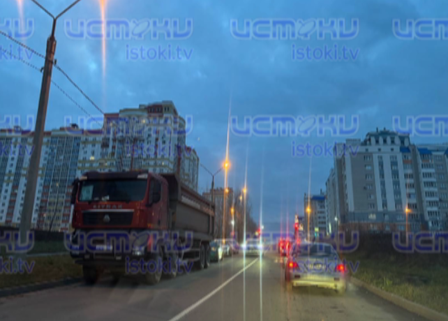 Лишней краски было много. В микрорайоне Зареченский (Алроса) в Орле на многих улицах нанесены "сплошные"