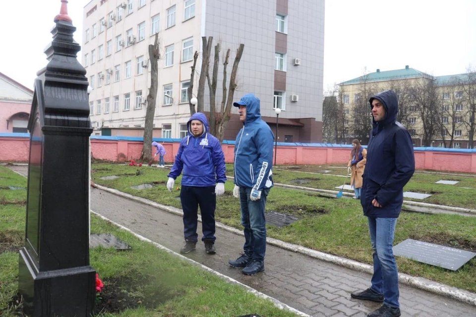 Депутаты Орловского облсовета вышли на субботник в непогоду