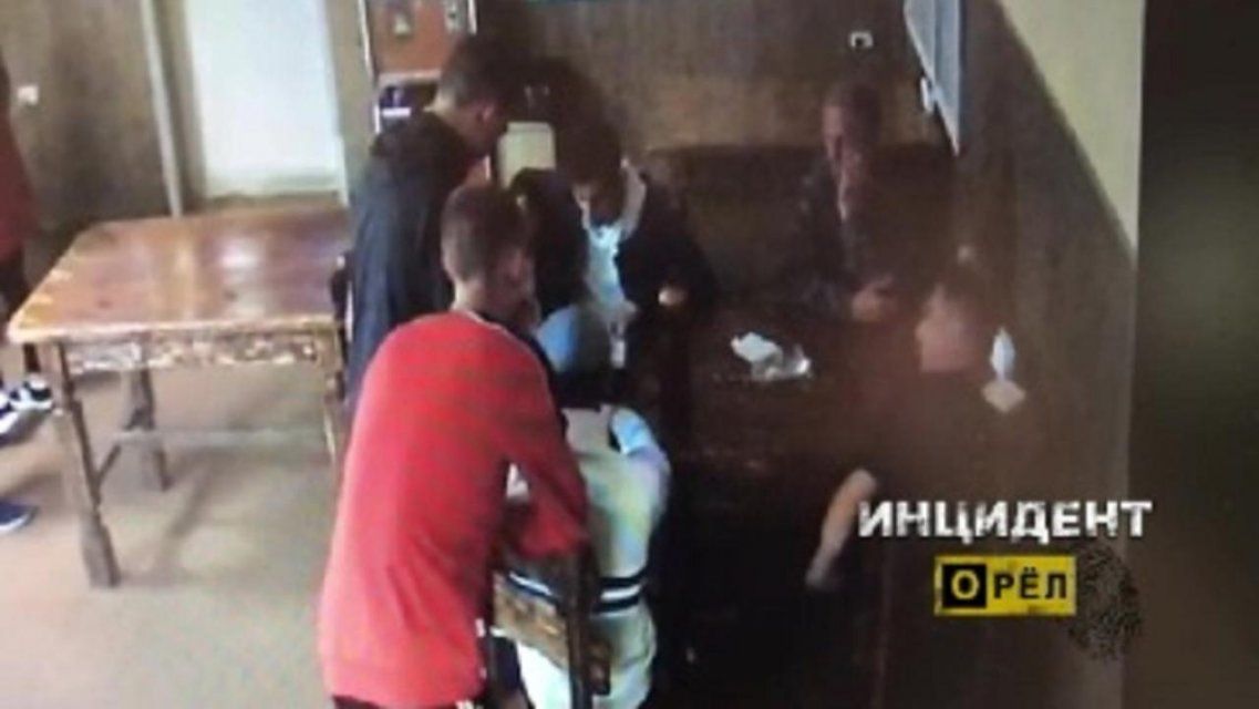 Видео: во время драки в орловском баре бутылкой разбили голову подростку