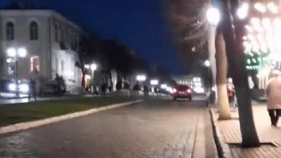 Видео: в Орле иномарка прокатилась по пешеходной улице Ленина