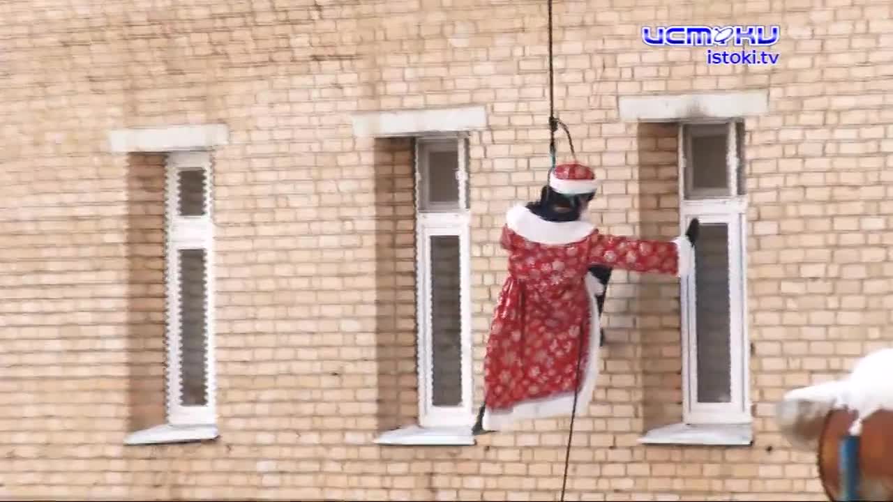 Новогодний десант из Дедов Морозов поздравил маленьких пациентов орловской детской больницы