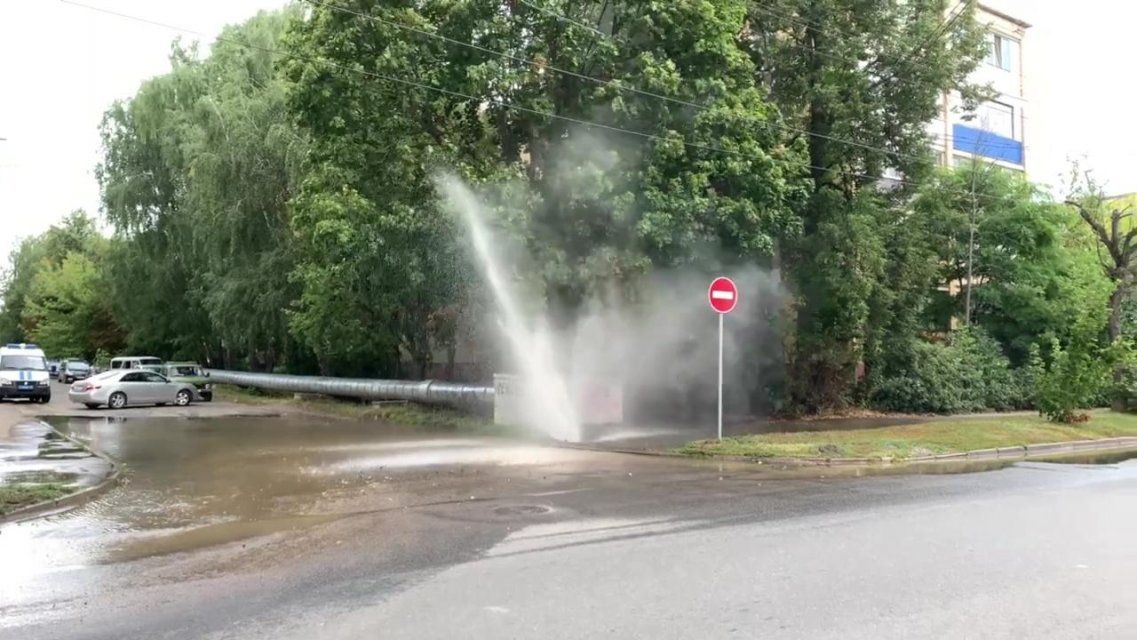 Видео: из-за коммунальной аварии в Орле забил фонтан из-под земли 