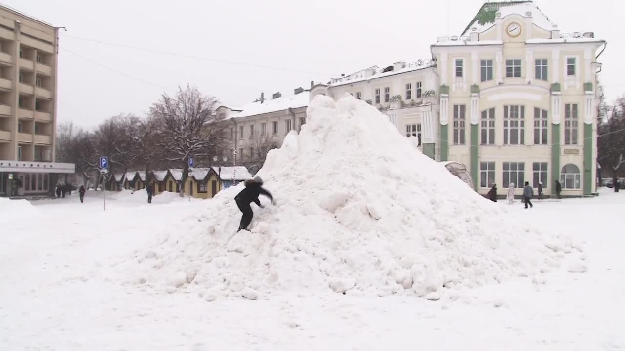 Коммунальщики с пл. Ленина в Орле забыли вывезти куча снега. Теперь она становится горкой для катания