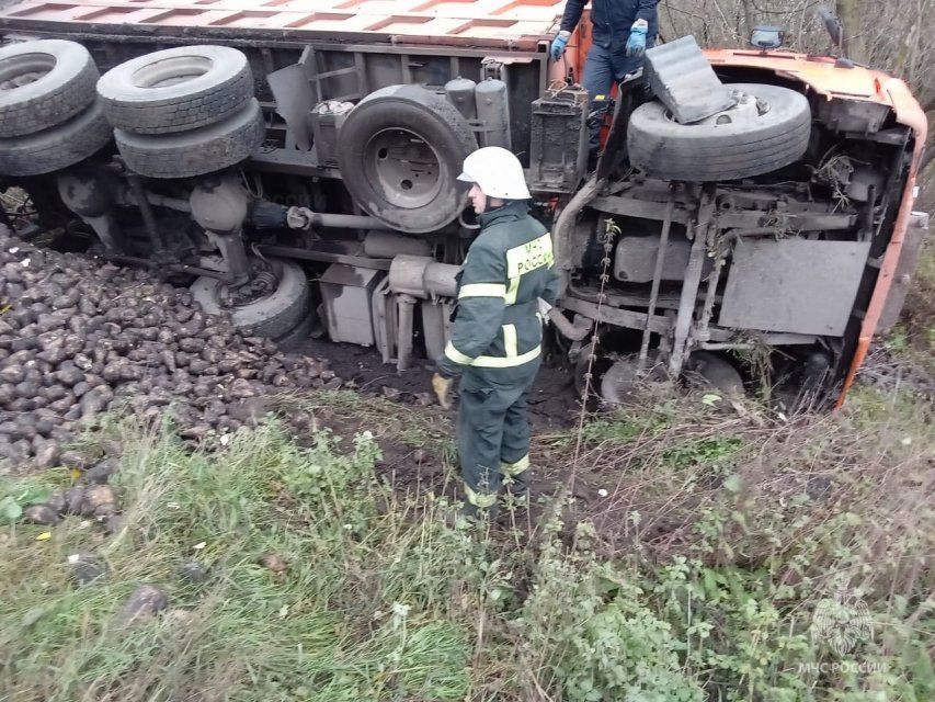 Под Орлом большегруз вылетел в кювет и перевернулся