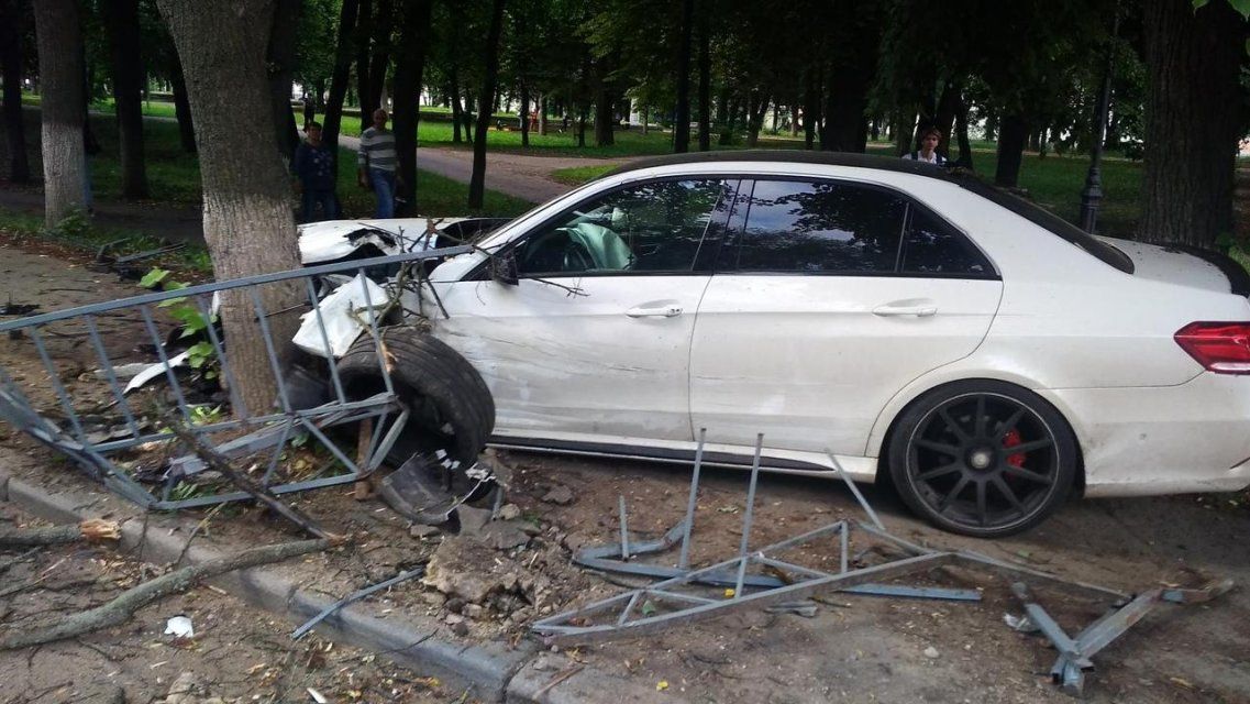 ДТП в центре Орла: «Мерседес» снес ограждение и влетел в сквер Гуртьева