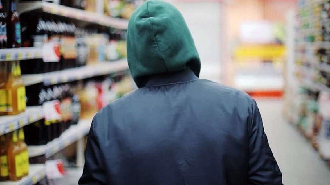 Мимо кассы: 22-летний амчанин ушел из магазина с 24 банками пива