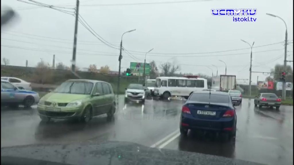 На ровном месте: ПАЗ и легковушка «повстречались» в дождливом Орле