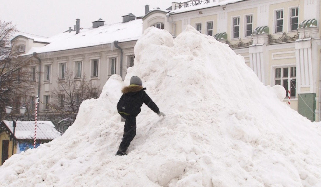 Коммунальщики с пл. Ленина в Орле забыли вывезти кучу снега. Теперь она становится горкой для катания