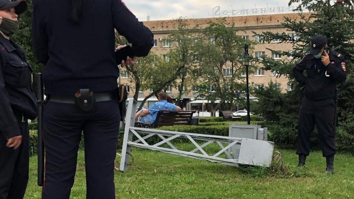 В центре Орла на трехлетнего малыша упала световая опора