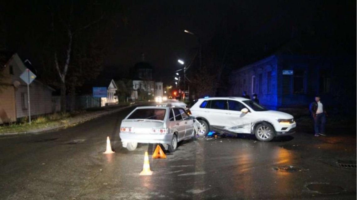 В Орле кроссовер столкнулся с легковым ВАЗом