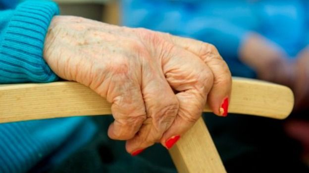 В Орле бабушка сломала ребра, упав в троллейбусе