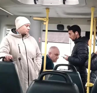 Орловчанку попытались высадить из маршрутки за вход через заднюю дверь