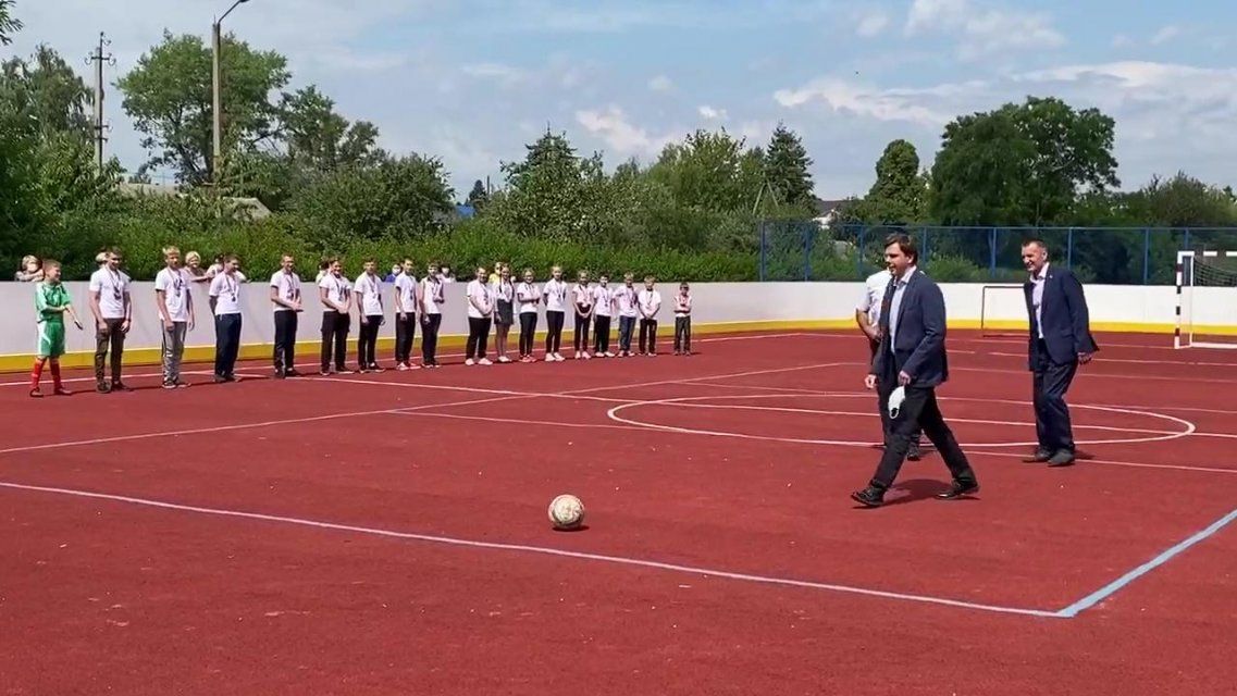 Орловский губернатор вышел один на один с вратарем школьной команды