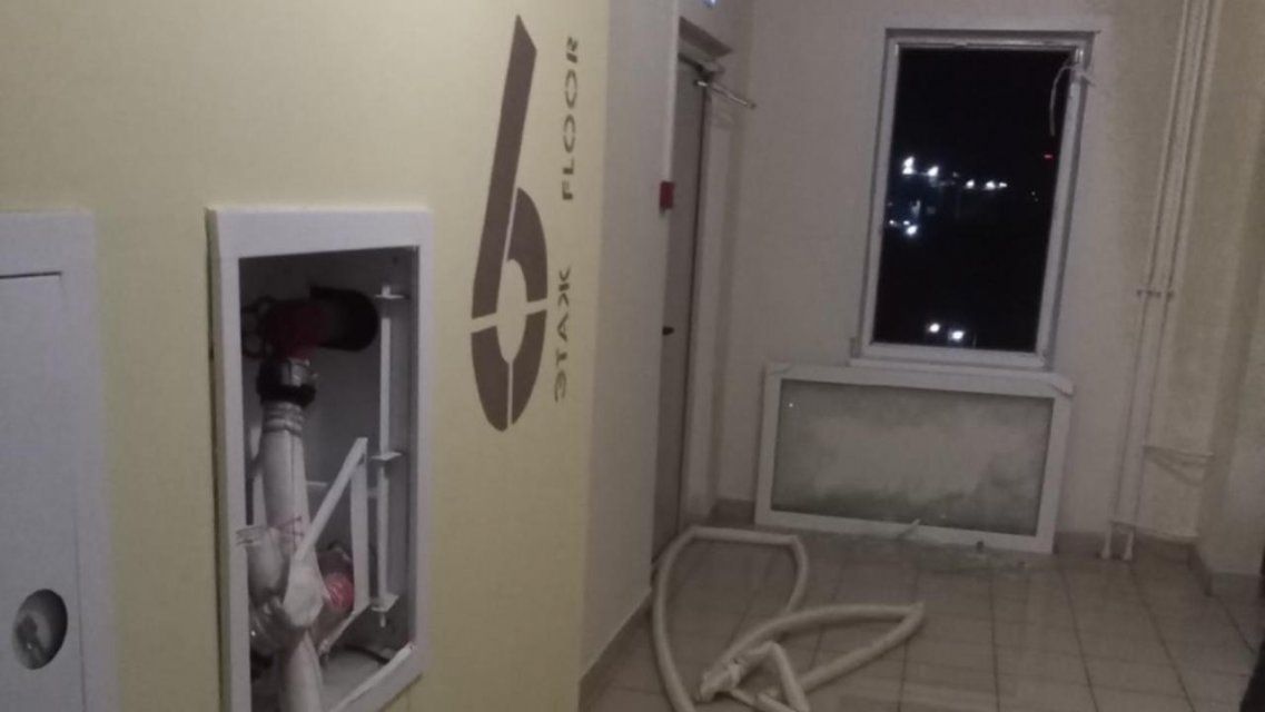 В Орле пьяная компания устроила погром в подъезде и избила мужчину в лифте