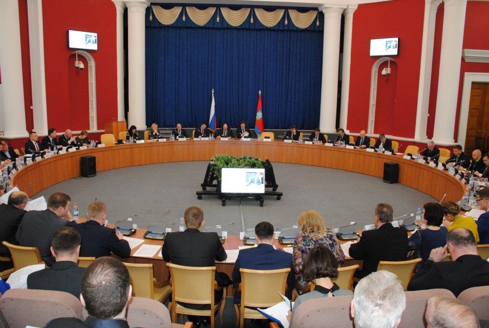 Областные парламентарии спешат встречать Новый год. С очередной сессией расправились всего за три часа. Какие решения оставили на грядущие месяцы?