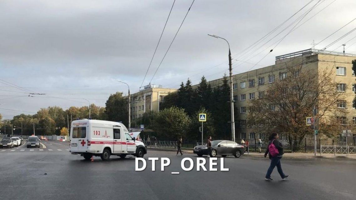 В Орле случилось ДТП из-за ехавшей на красный свет скорой помощи