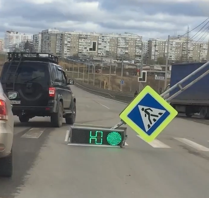 Светофор в Орле проиграл в сражении с ветром