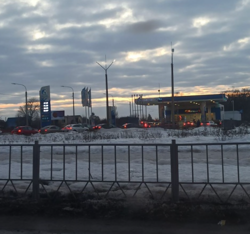 В Орле заприметили очередь на автозаправке