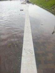 В Орле на набережной после дождя затопило дорожки