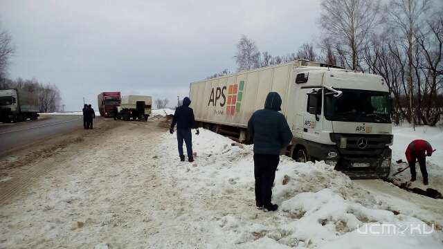Сотрудники орловского МЧС продолжают помогать водителям на дорогах