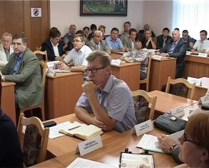 Другое место работы чиновники искать не хотят. Поэтому на планерки теперь ходят исправно 