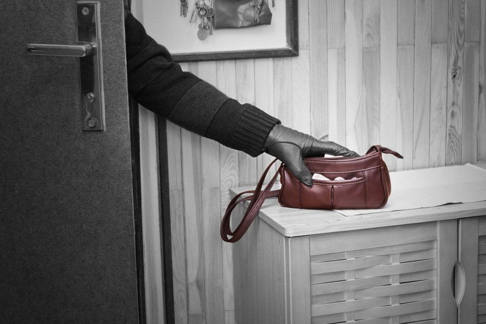 Молодая девушка проникла в чужой дом в Ливенском районе и украла 12 000 рублей