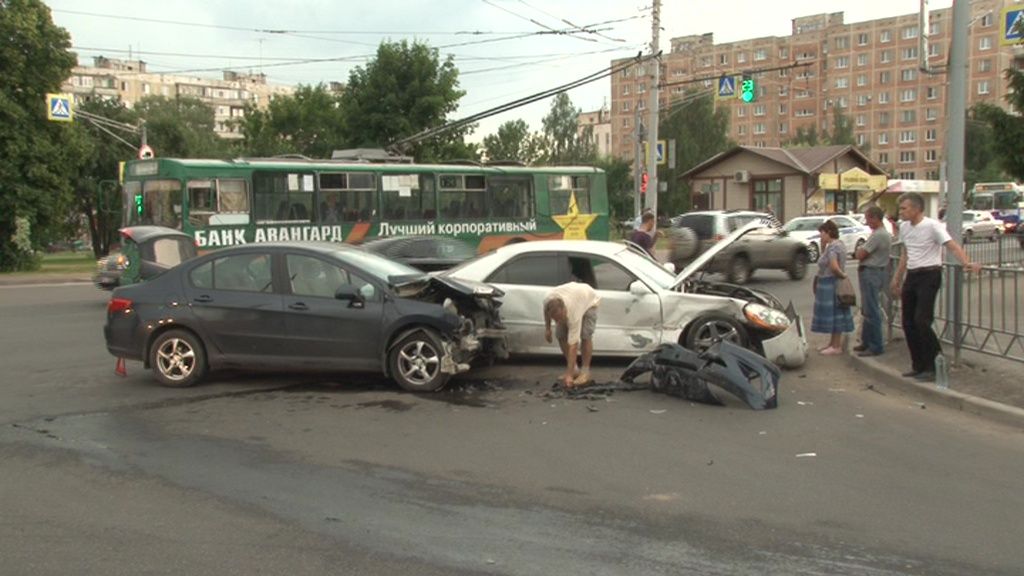 Фотофакт: на оживленном перекрестке в Орле столкнулись две иномарки