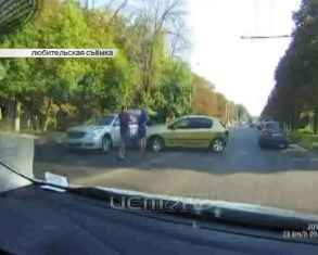 На ул. Лескова столкнулись «Ниссан» и «Пежо». Видео