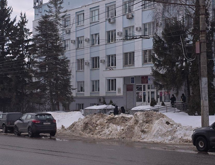 Орловский юрист обратила внимание на повсеместные снежные завалы и нерасчищенные парковки