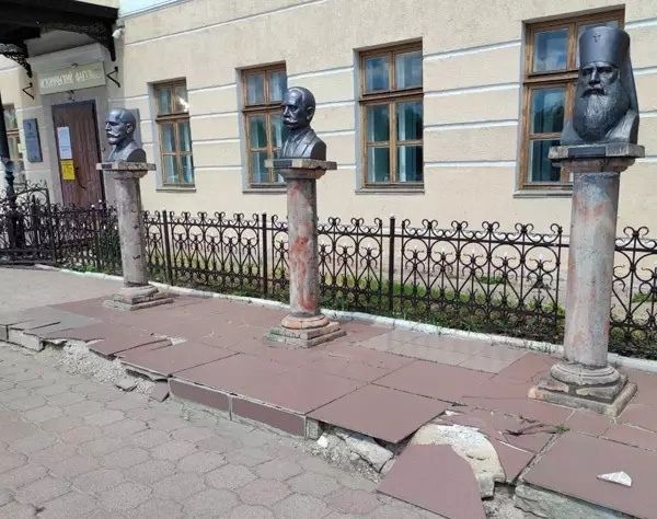 У здания, где располагается исторический факультет орловского вуза, разваливается плитка