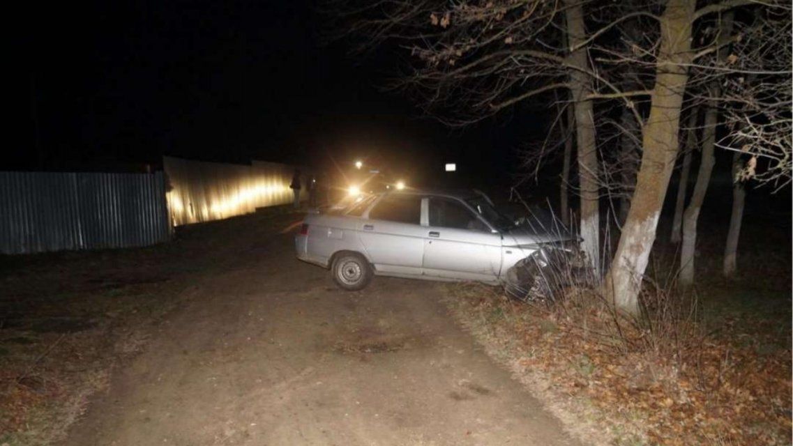 Под Орлом «десятка» врезалась в стоящий автомобиль, а затем в дерево
