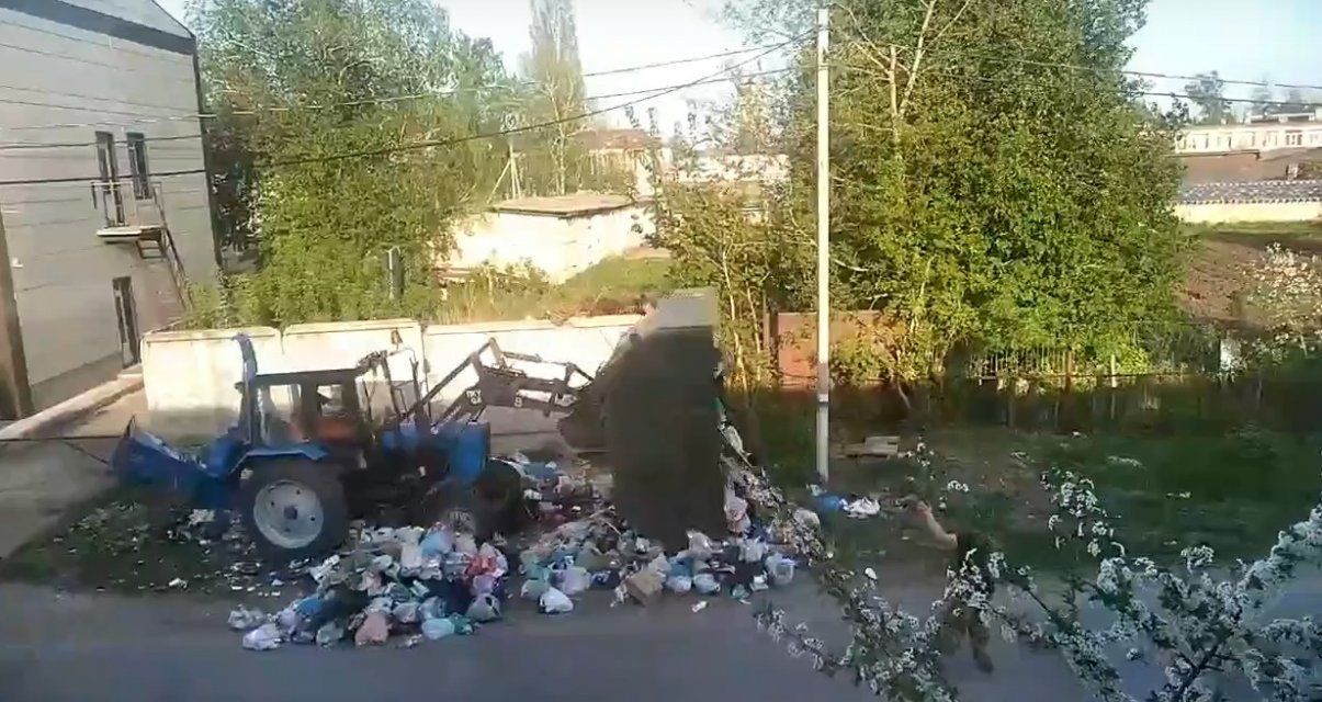 Орловский экскаваторщик перевернул переполненный мусорный бак