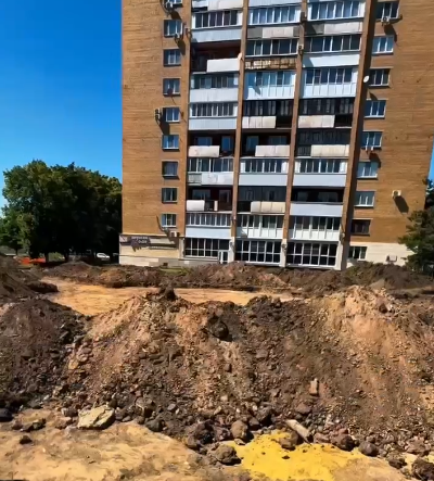 Фрагменты старинной плитки и церковные подсвечники были обнаружены на месте будущего сквера имени А. Иванова в Орле.