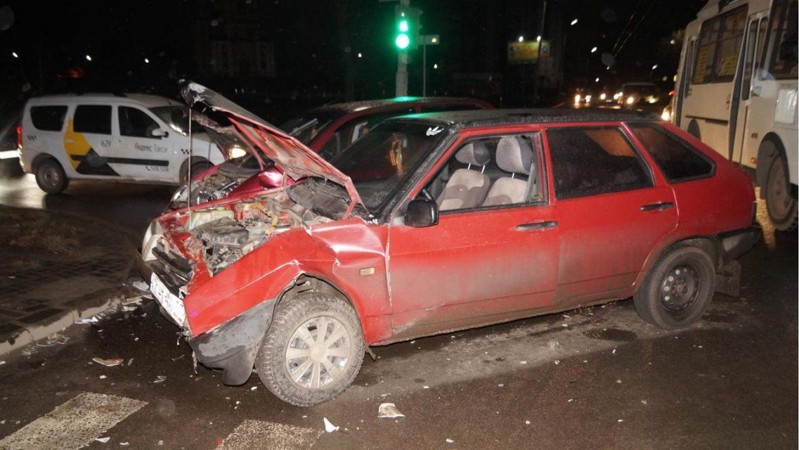 В Орле женщину увезли на скорой в больницу из-за нарушившего ПДД водителя