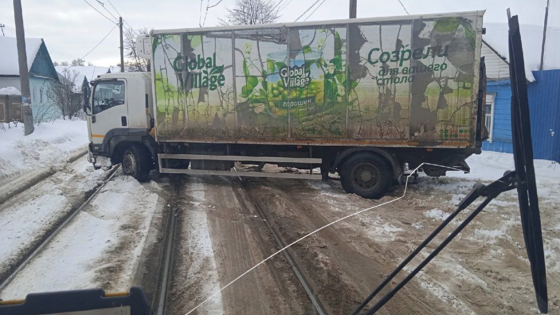 Глазами очевидцев: в Орле из-за снега грузовик застрял на трамвайных путях