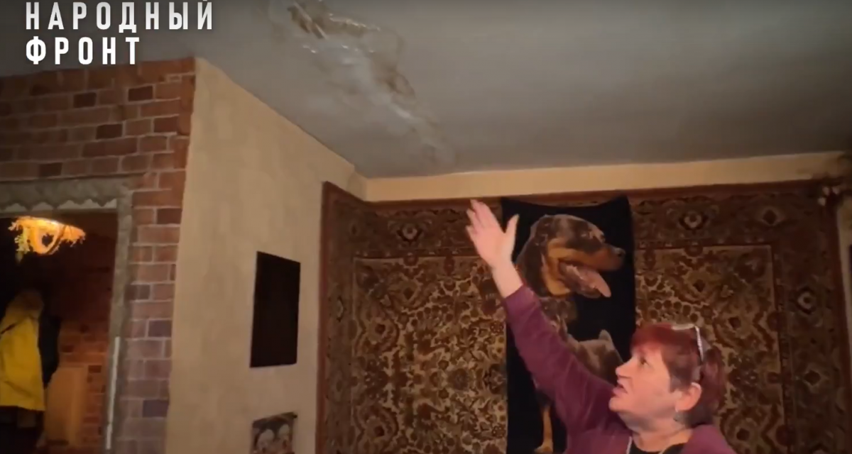 Жители многоэтажки на улице Московской в Орле несколько лет страдают из-за текущей крыши