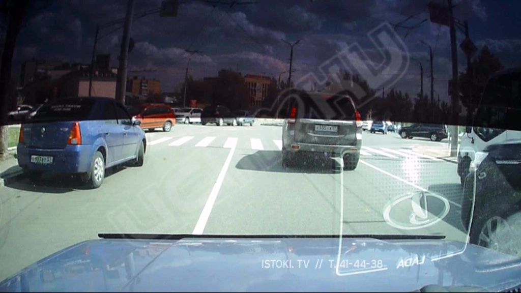 Момент аварии в Орле попал на видео: как легковушка оказалась на клумбе