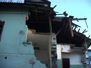 Страшное соседство, или почему в Орле не сносят расселенные аварийные дома 