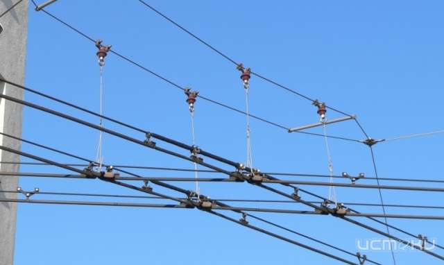 Жители просят демонтировать растяжку троллейбусной контактной сети, закрепленную на стене их дома