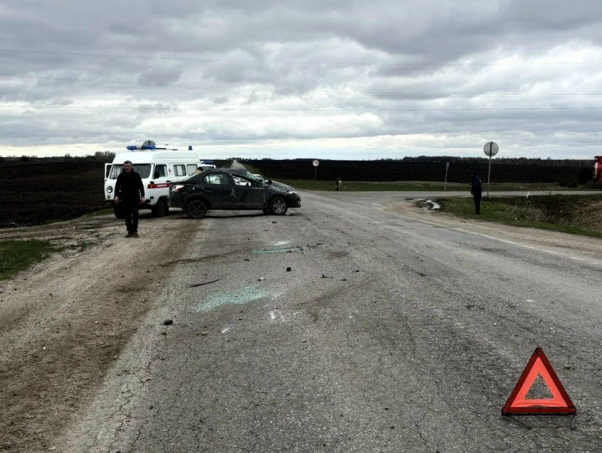 В Орловской области автомобиль опрокинулся после наезда на щебёнку