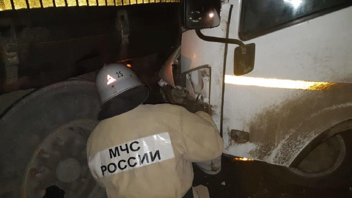 На Орловщине молодой водитель попал в больницу, зацепив грузовик