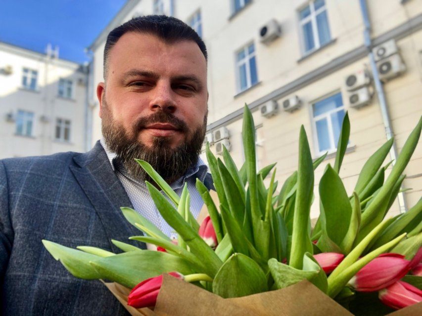 «Мерседес» и заработок менее миллиона: советник губернатора Лежнев отчитался о доходах