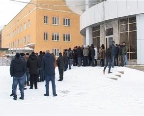 А "поплывет" ли "Титаник" вообще? Власти вливают в него миллионы, а строители не получают денег даже за сделанную работу и выходят на забастовки