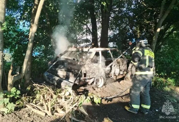 Орловские пожарные потушили 2 загоревшихся автомобиля