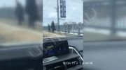 Видео: устроивший «танцы» на мосту орловчанин никак не может отойти от праздников