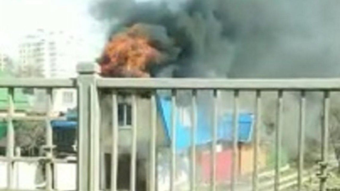 Видео: автомобилисты засняли, как в Орле полыхали гараж и частная баня