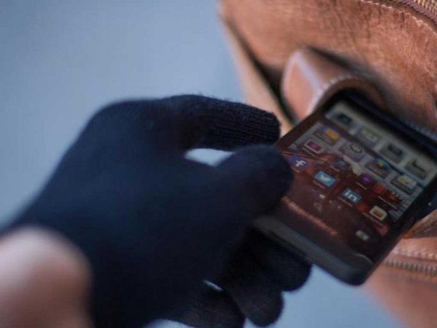 В Орле в кафе у девушки украли два мобильных телефона