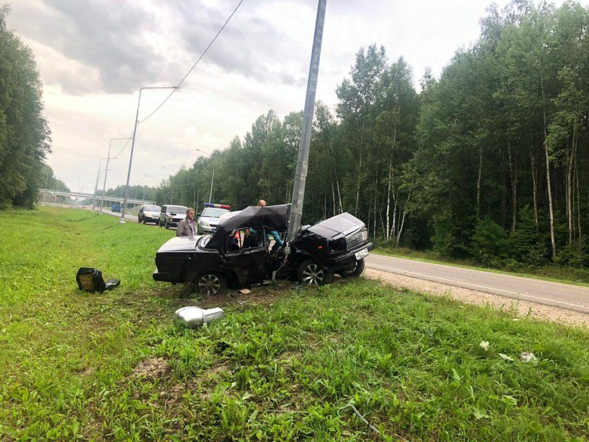 Впечатался в столб: под Орлом трое парней пострадали в ДТП