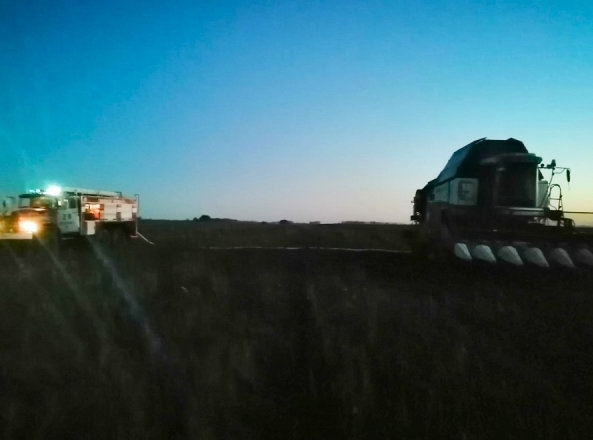 В поле под Орлом полыхал комбайн